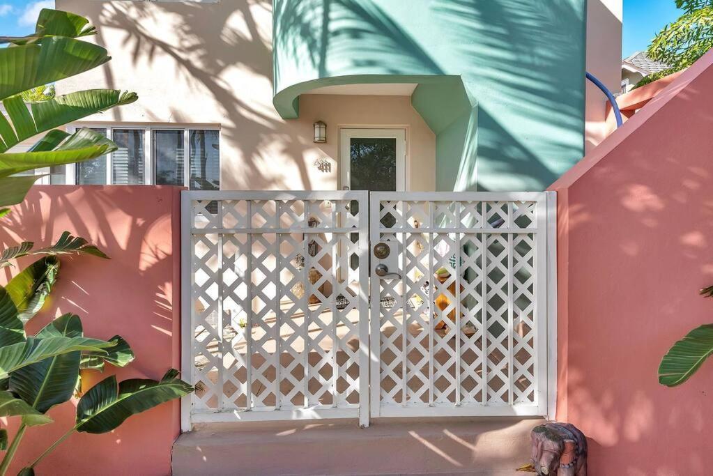 Art Deco Apt W Pool One Mile To Beach Pets Welcome Лейк-Уорт Экстерьер фото
